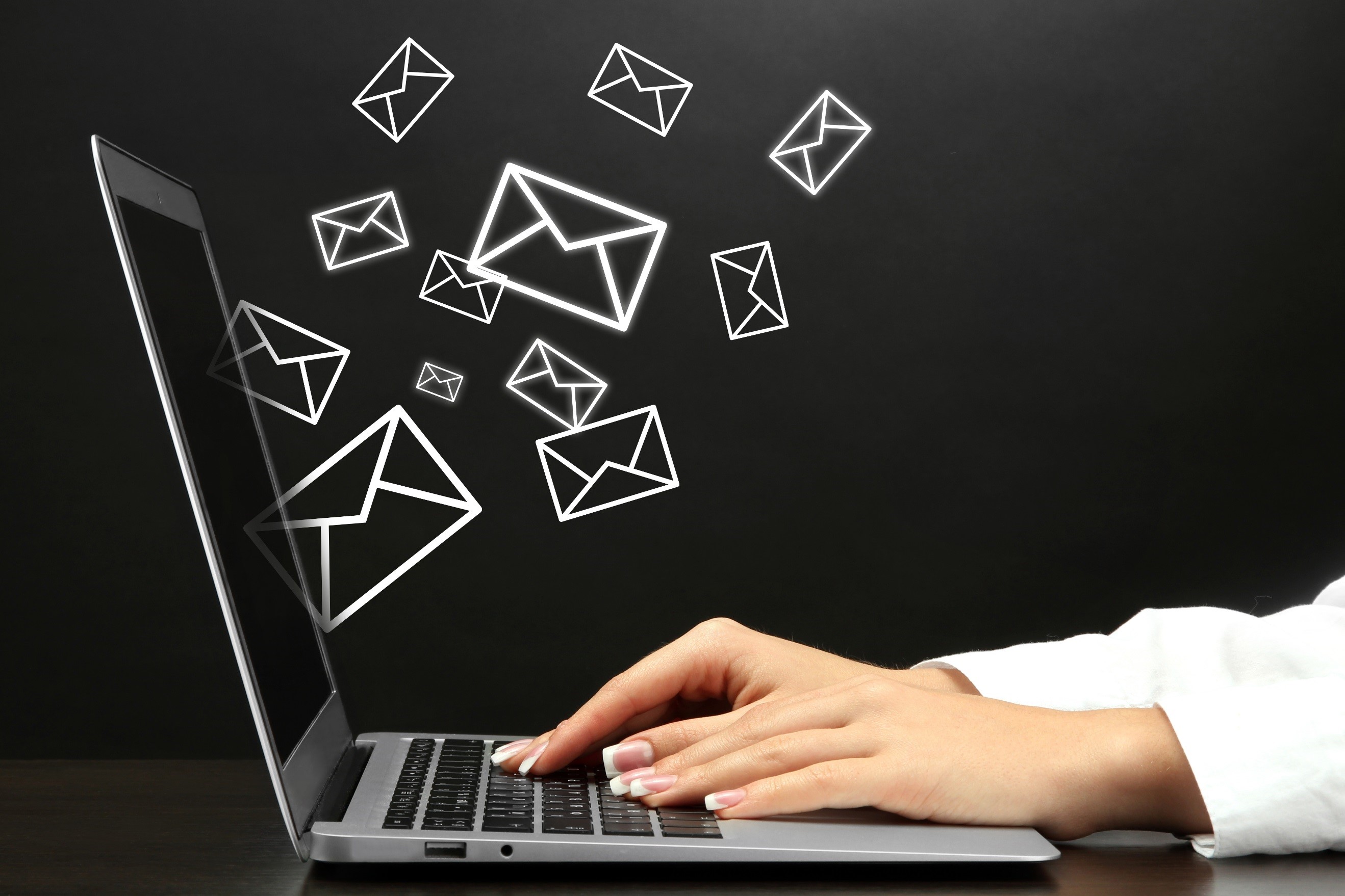 Computers send message. Email маркетинг. Интернет рассылка. Электронная рассылка. E-mail рассылка.